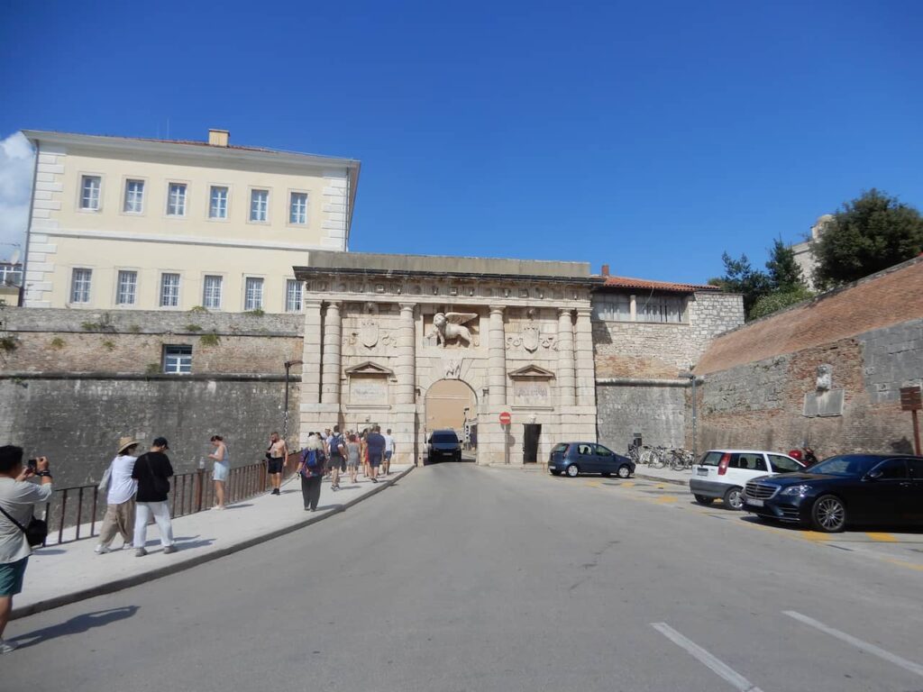 Portão da terra, na entrada das muralhas de Zadar