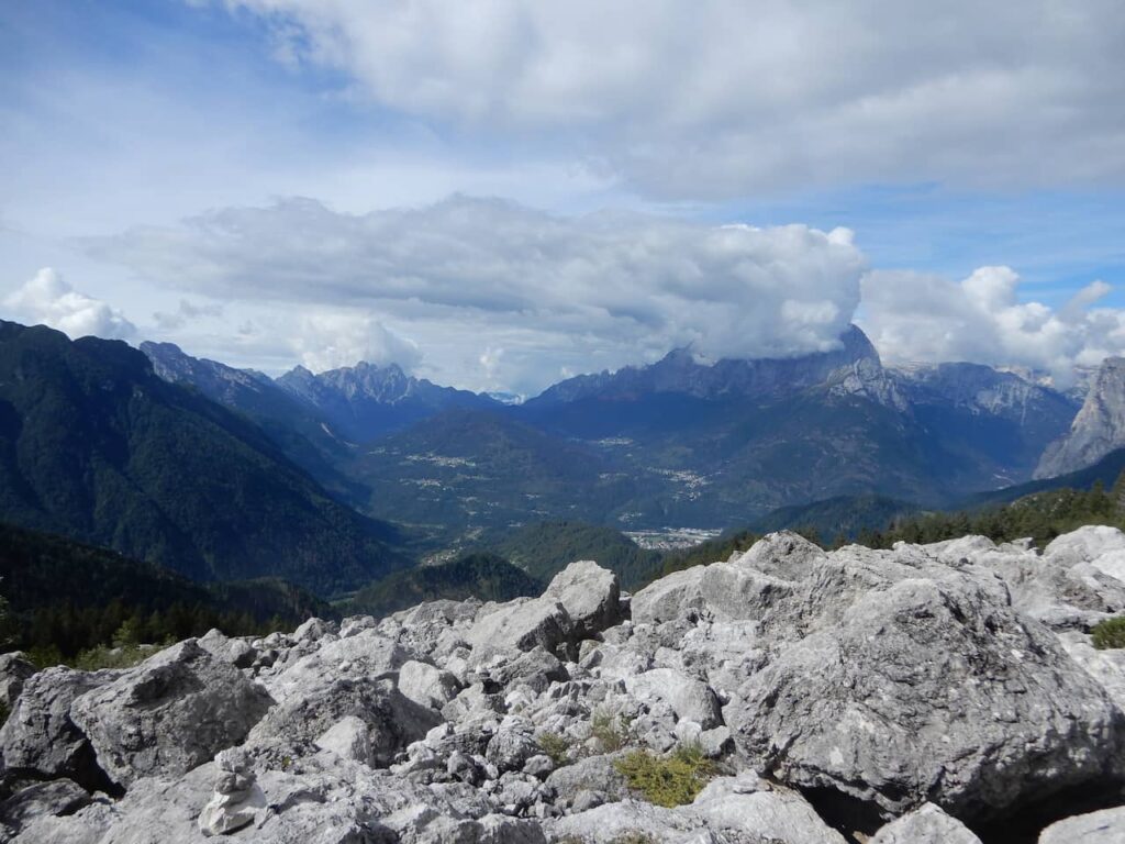 Open view of the valley, with the rocks from the landslide in front and the mountains in the distance