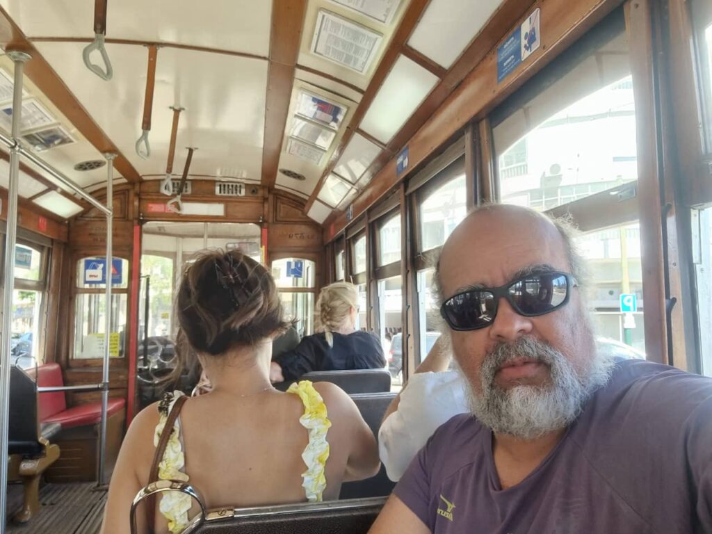 Dentro do Bonde da linha 28 - Lisboa