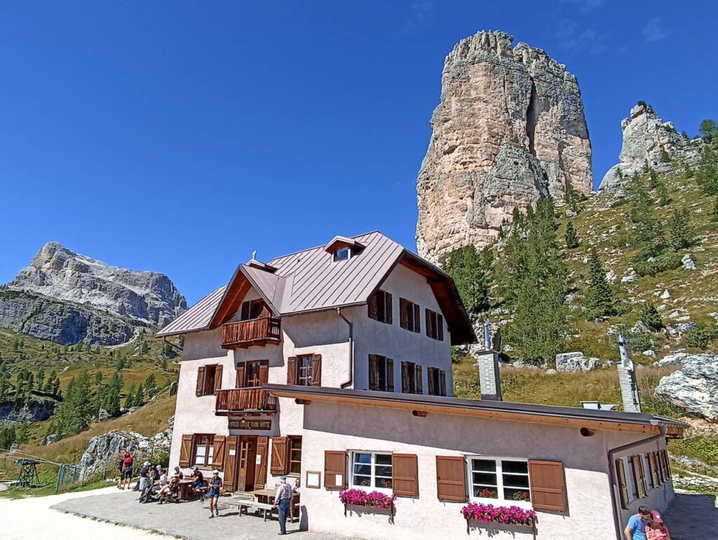 Refúgio Cinque Torri com as montanhas atrás