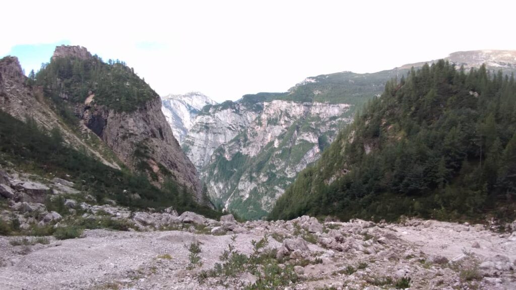 Visão das montanhas abaixo da trilha