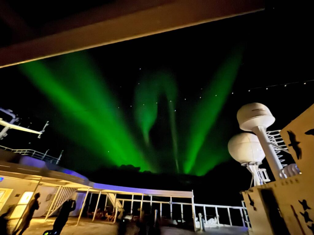 Aurora boreal vista do convés do navio