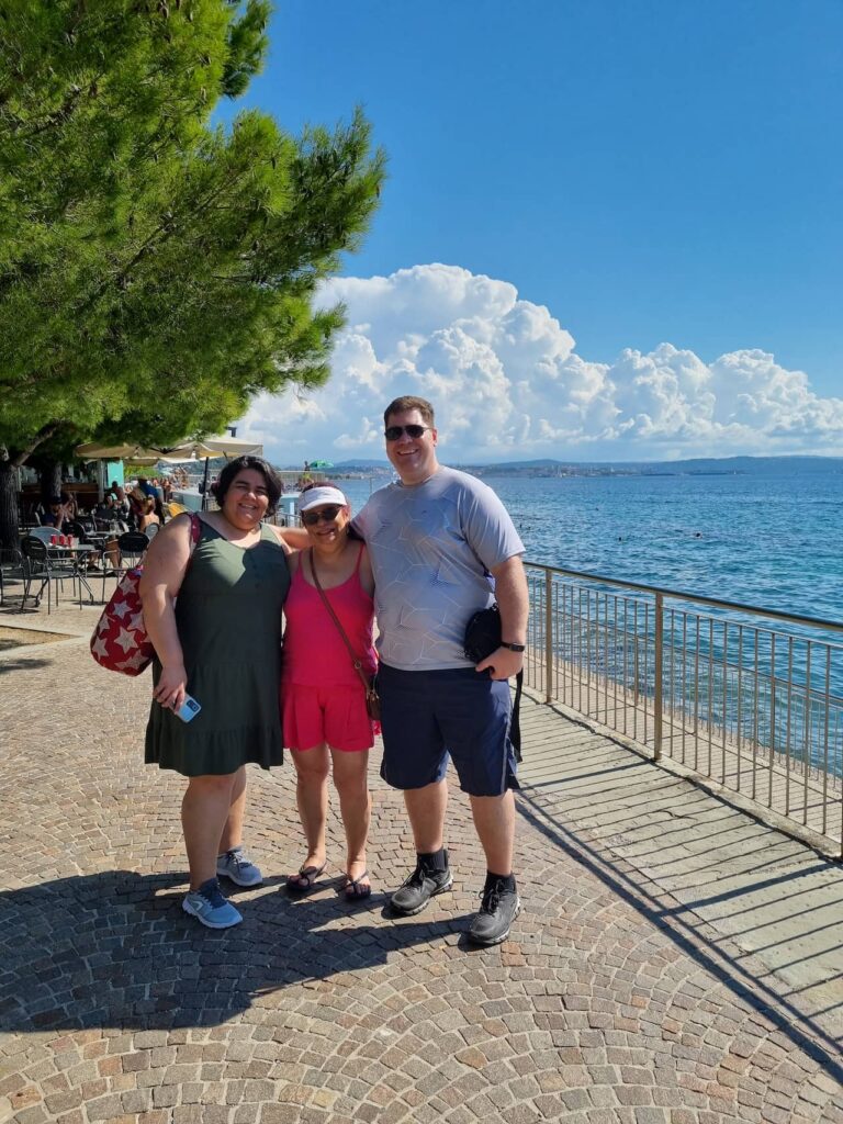 Paola, Penha e André na praia em Trieste