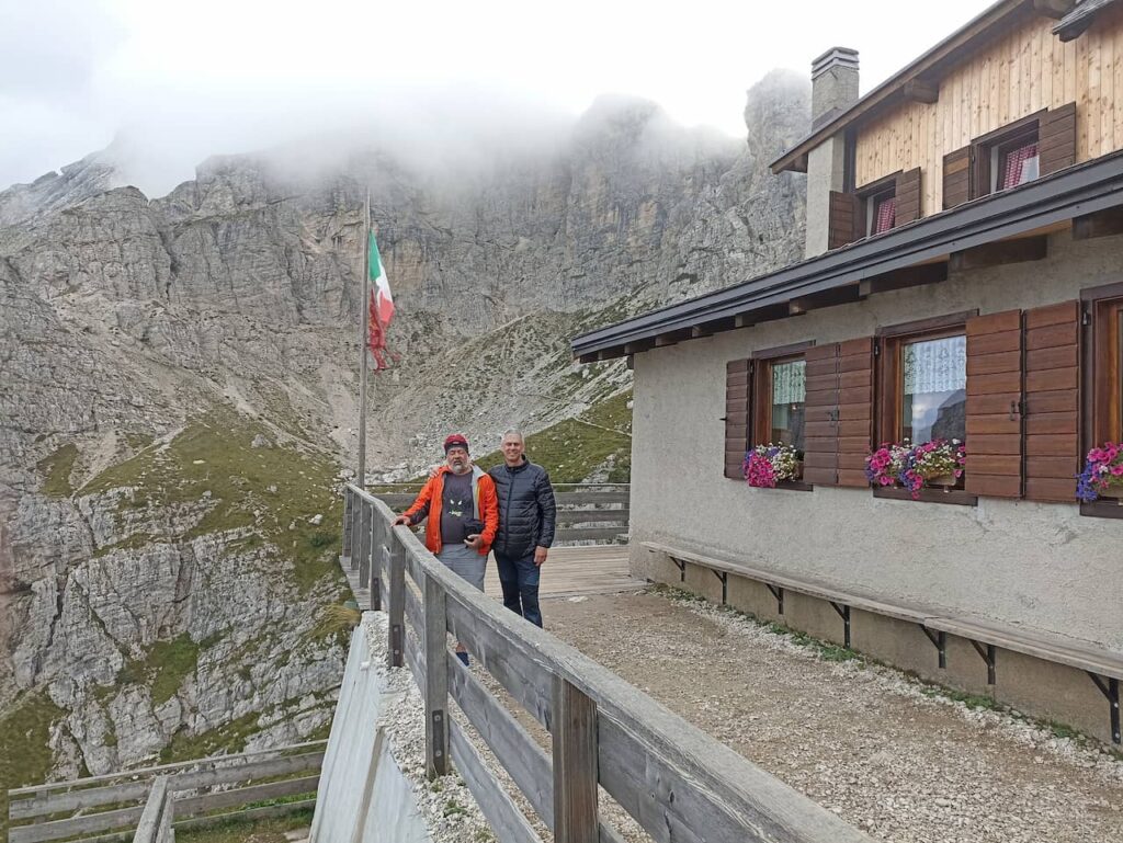 Refugio Coldai com monte Civeta ao fundo