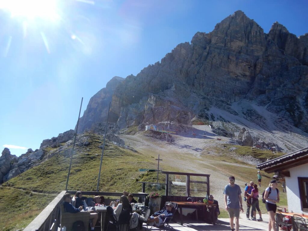 Arrival of the cable car at Pomedes shelter