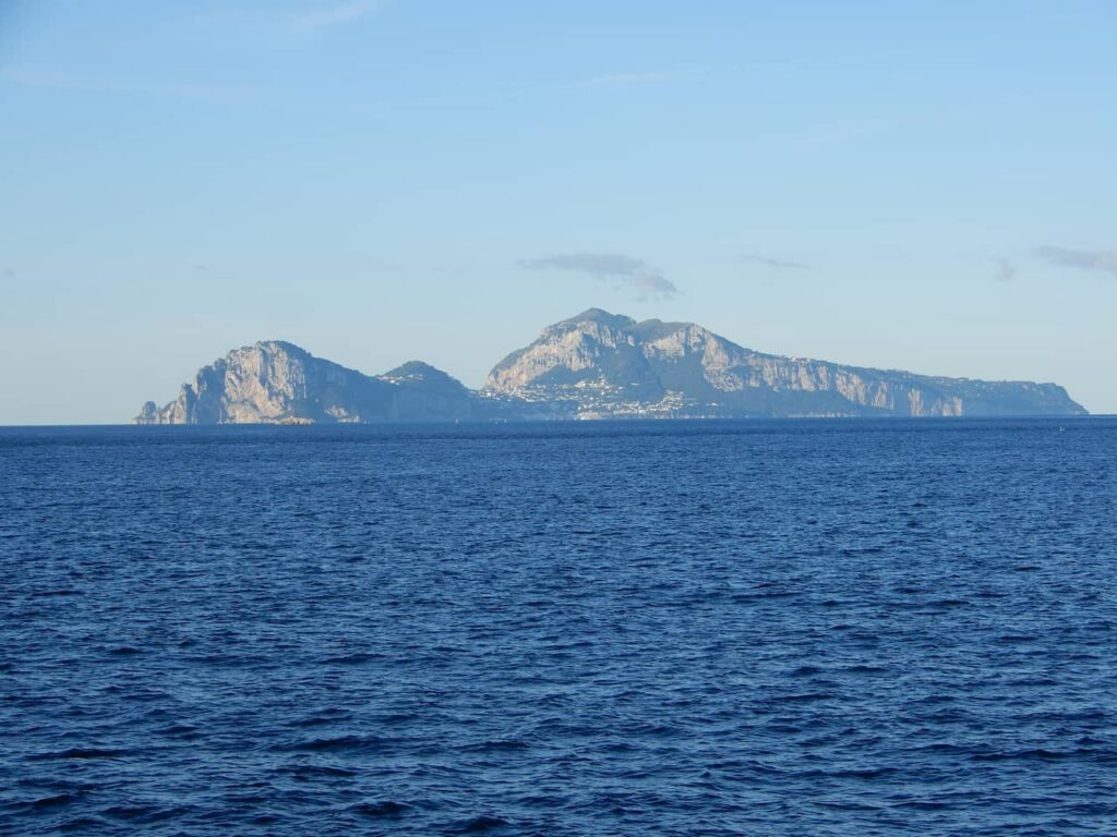 Ilha de Capri vista do mar