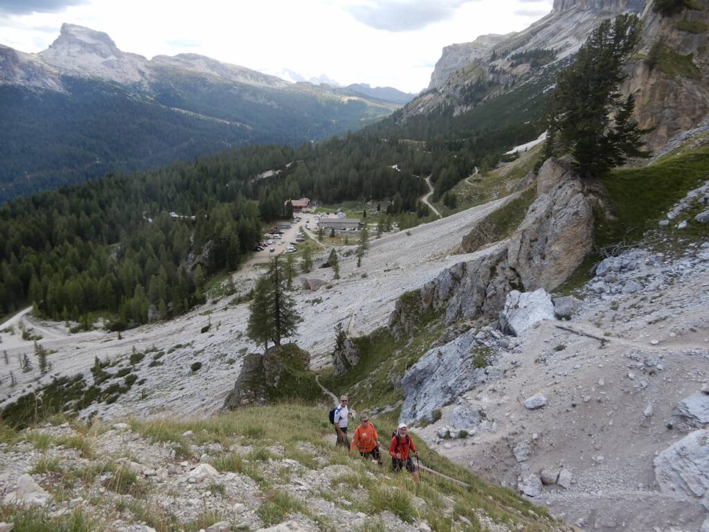 Trail 421 with a view of the Dibona Refuge