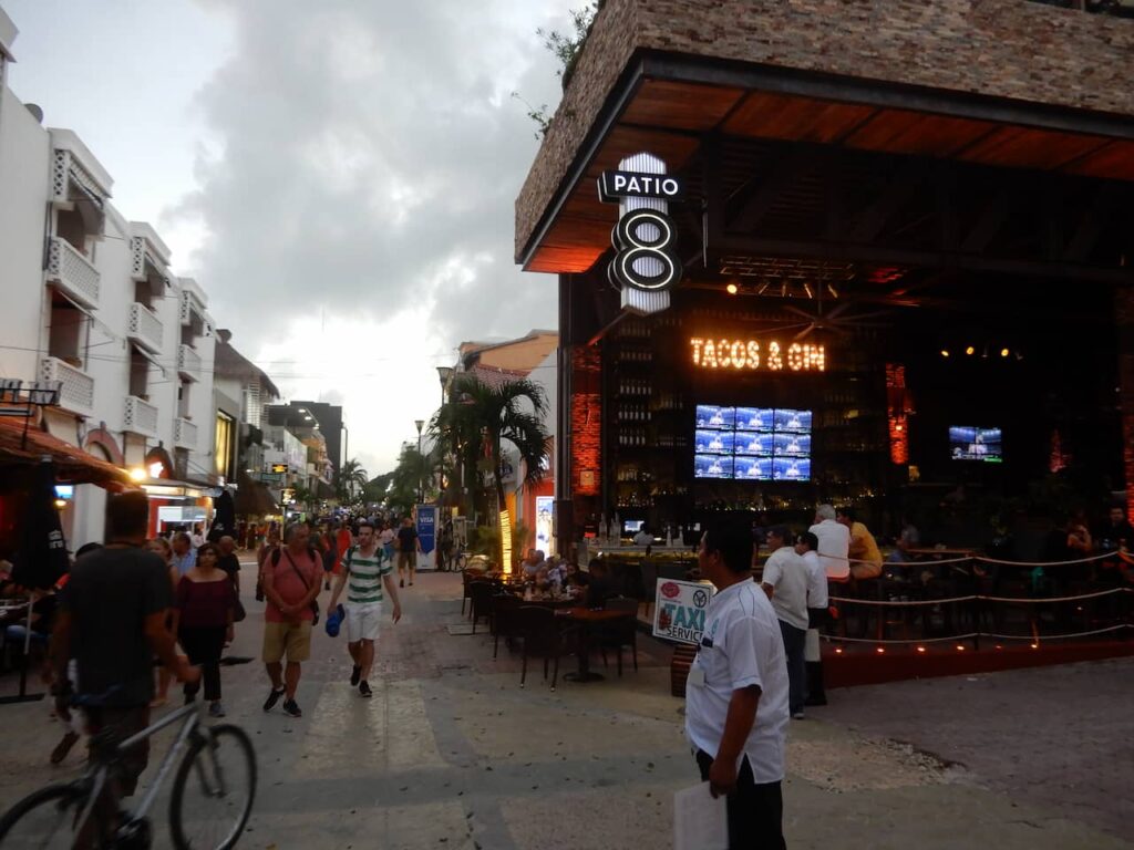 Quinta avenida, a rua principal da praia del carmen