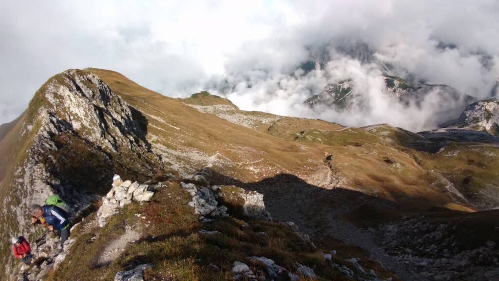 Visão da trilha 514 pelo planalto e a crista da montanha