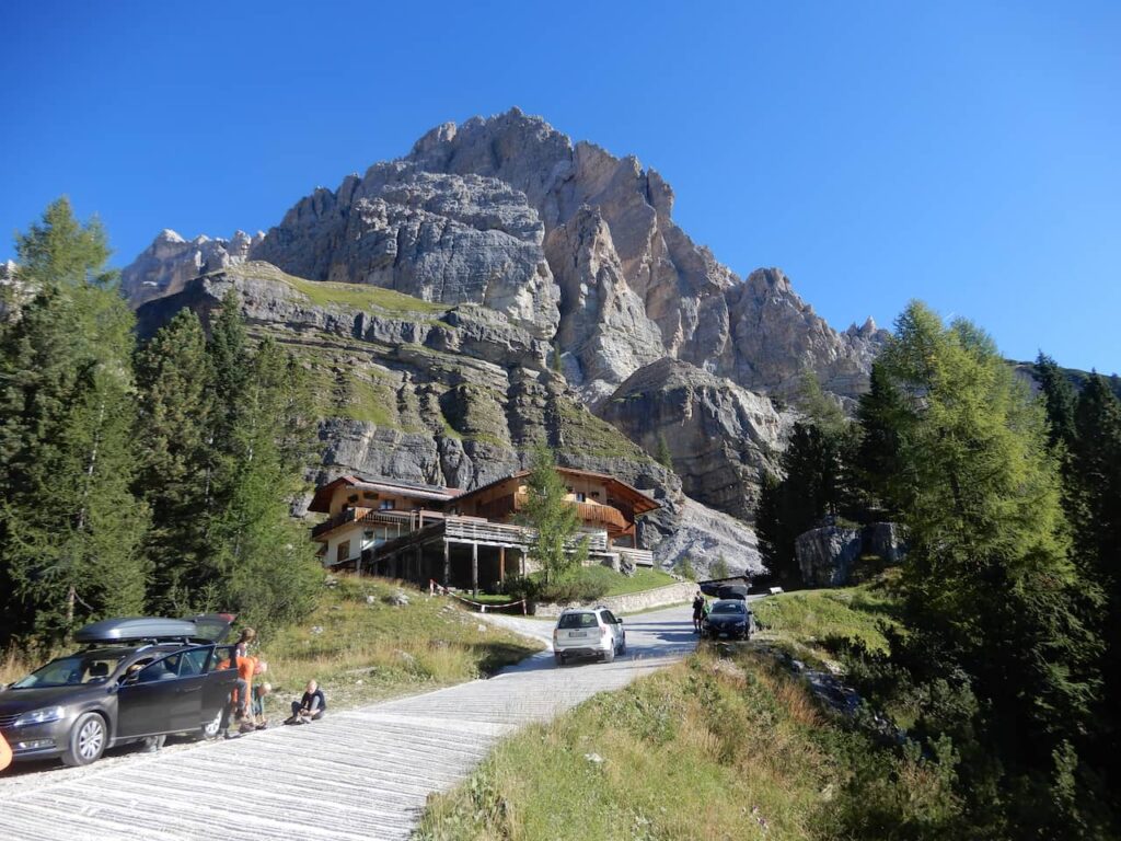 Mountain in the background of the Dibona shelter