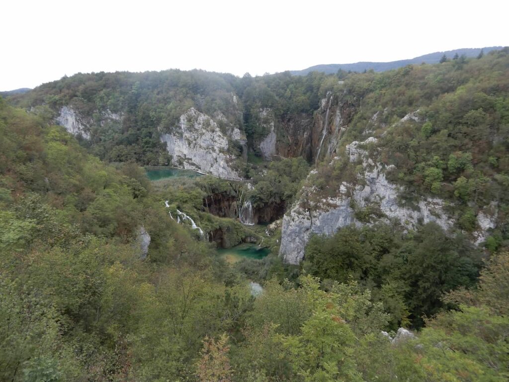 Vista do mirante da entrada dos Plitvice Lakes