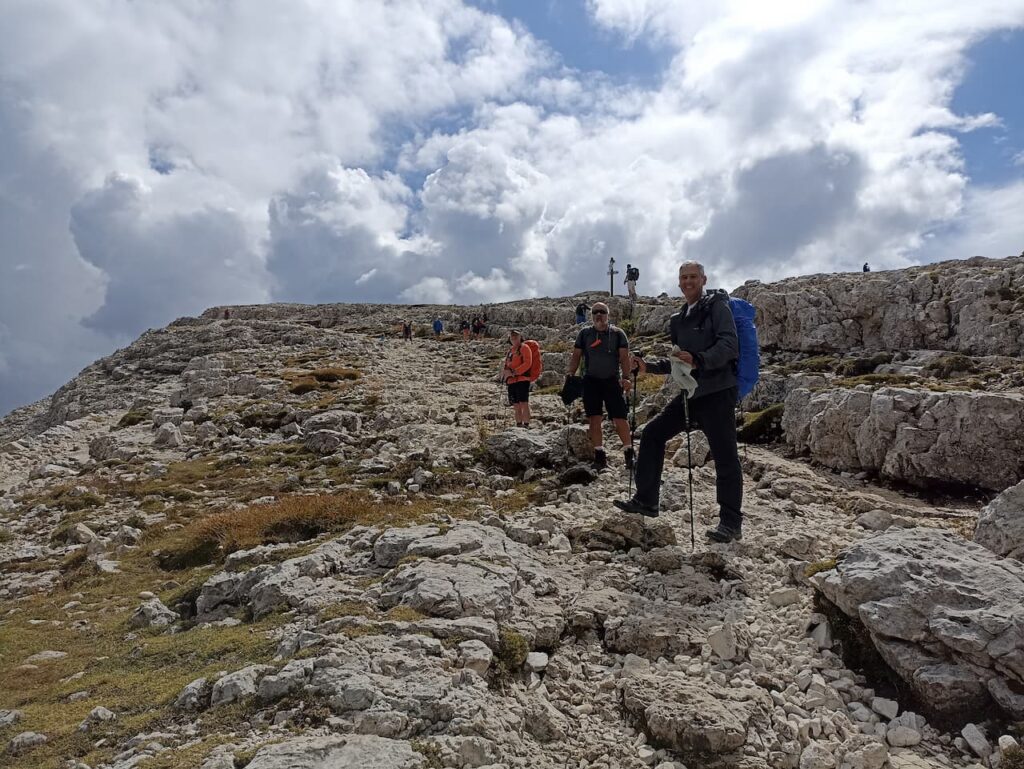 Climbing between rocks to the Nuvolau refuge