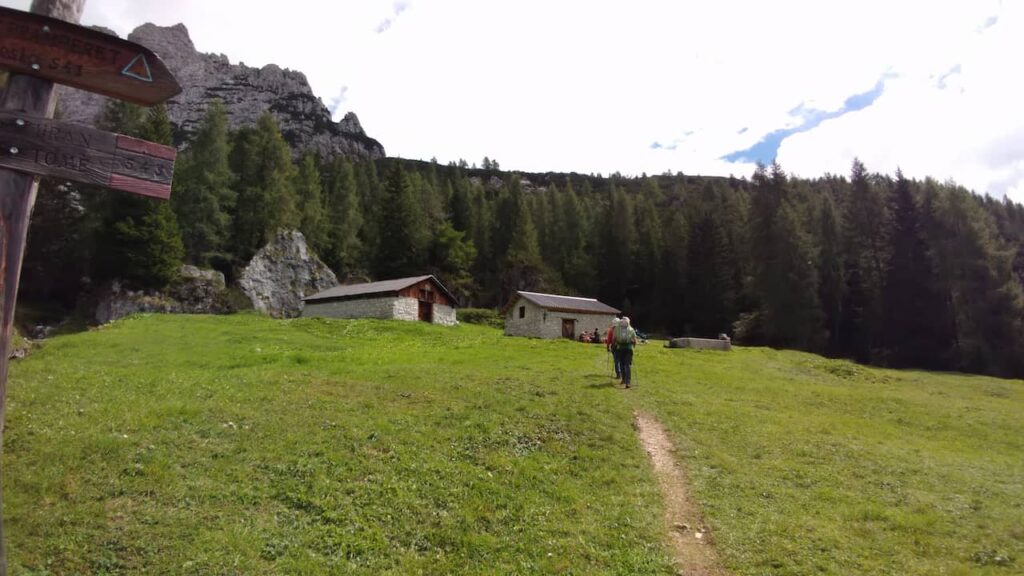 Área de descanso com um gramado bem cuidado da Malga Mochesin