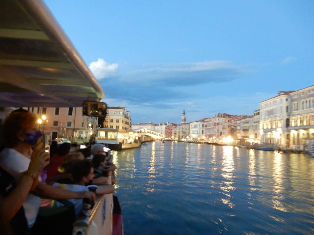 Canal principal de veneza a noite