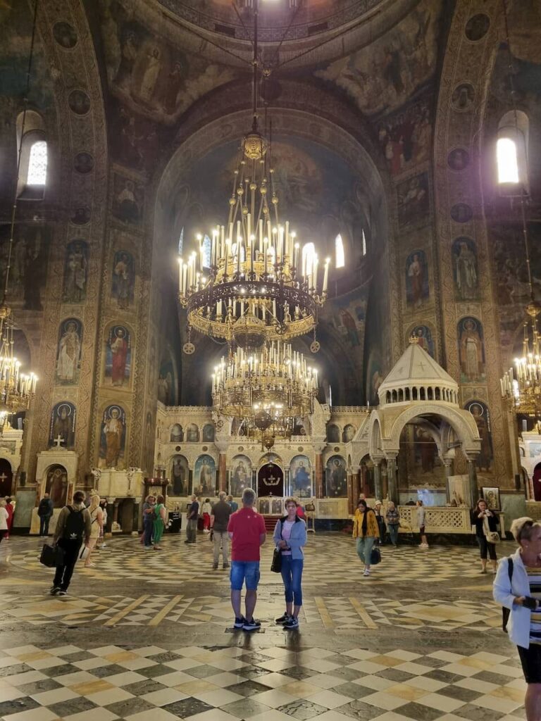 Dentro da catedral Alexander Nevsky