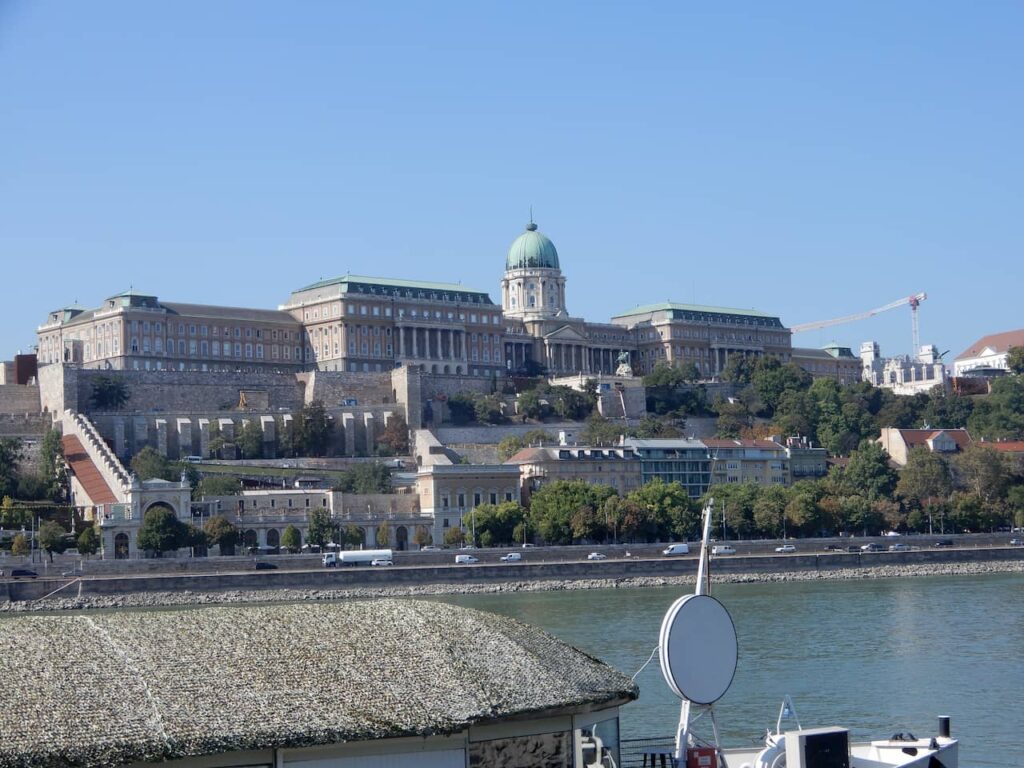 Buda Castle visto das margens do Rio Danúbio