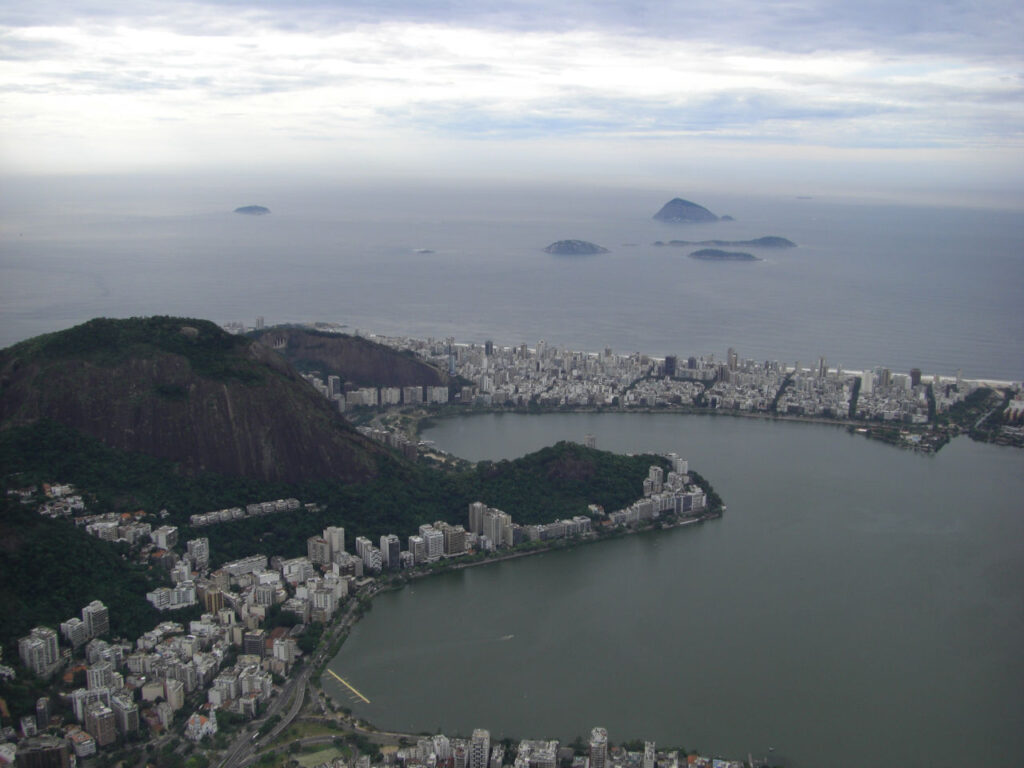 Lagoa Rodrigos de Freitas com a praia de Ipanema ao fundo