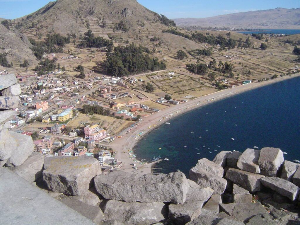 Praia do lago titicaca no centro da cidade de Copacabana