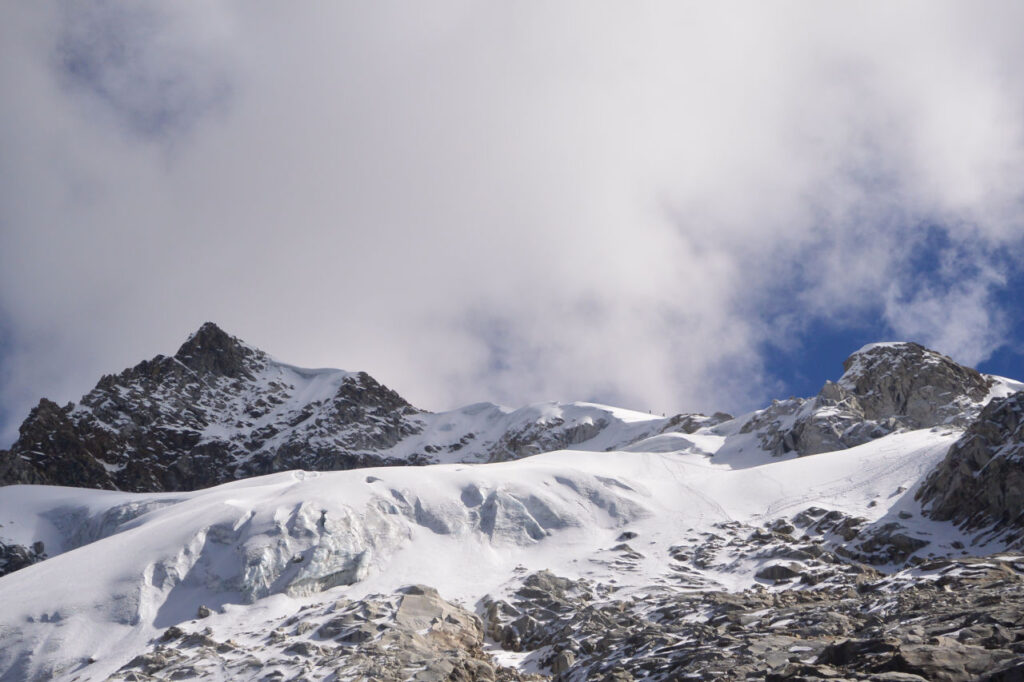 Trail to reach the summit of Urus