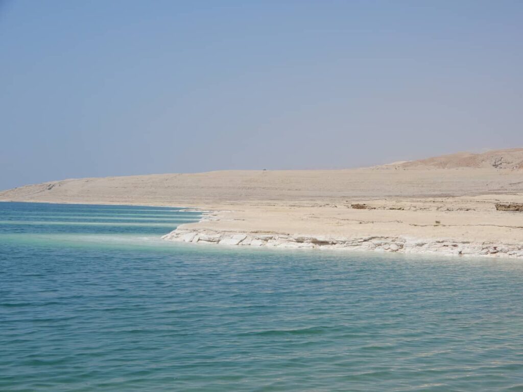 Praia de sal no mar morto