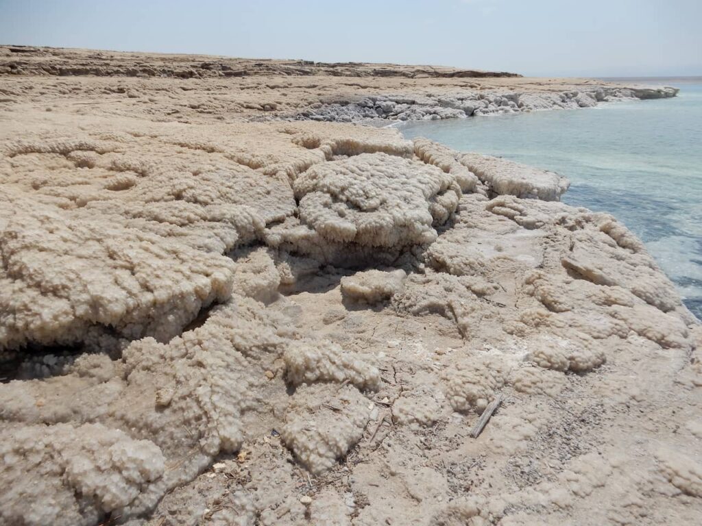 Formação de sal no mar morto