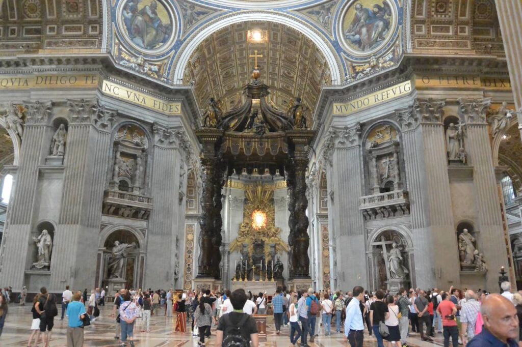 Dentro da Basílica de São Pedro