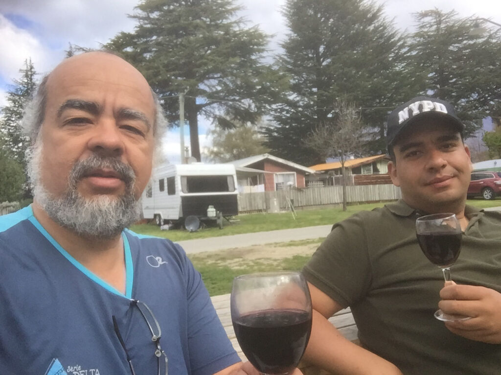 Tomando um Vinho em Queenstown - Nova Zelândia