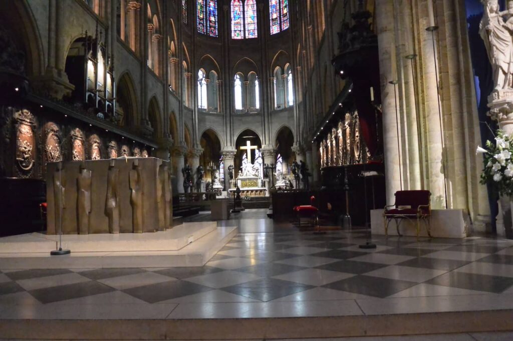 Dentro da igreja de Notre Dame