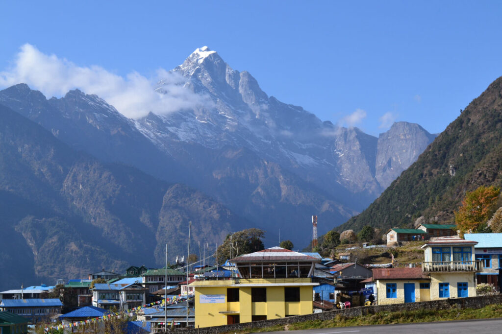 Lukla com visão das Montanhas