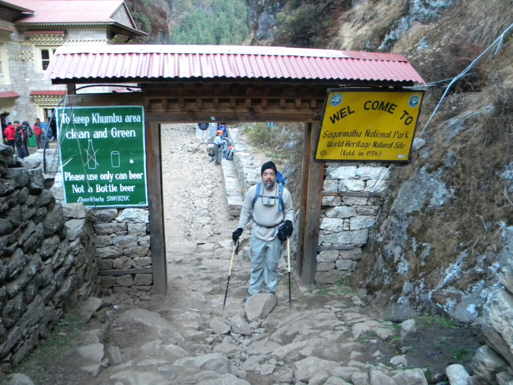 Eu na entrada do parque nacional Sagamatha - Everest