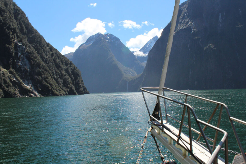 Vista das montanhas e mar do Milford sound