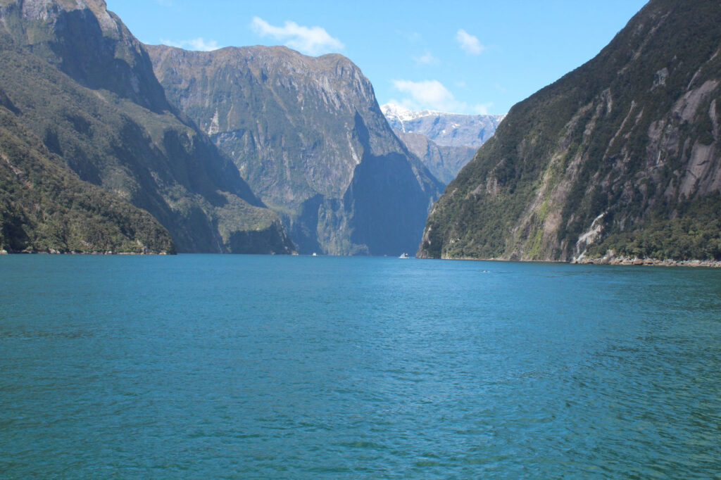 Visão do Mar entre as montanhas do Milford sound - Nova Zelândia