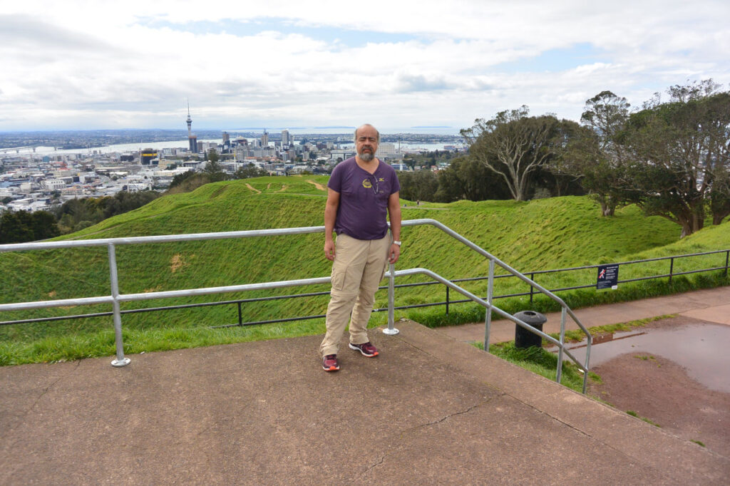 Eu no mirante do monte Éden em Auckland - Nova Zelândia