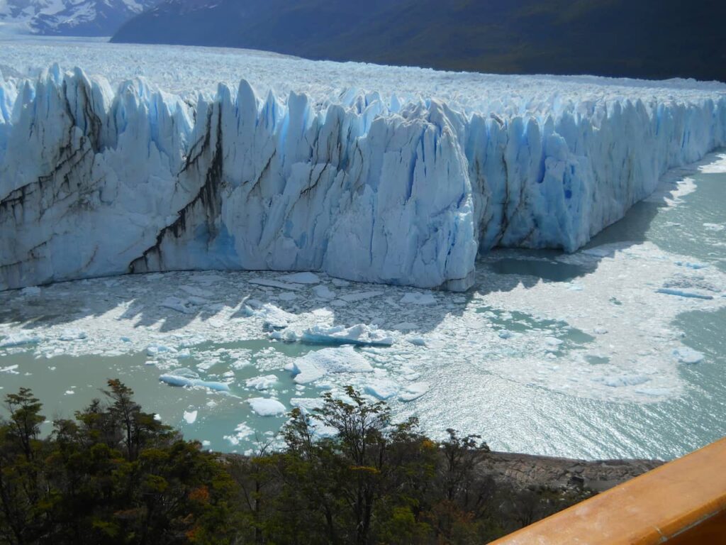 Vista da parede de gelo para passarela.