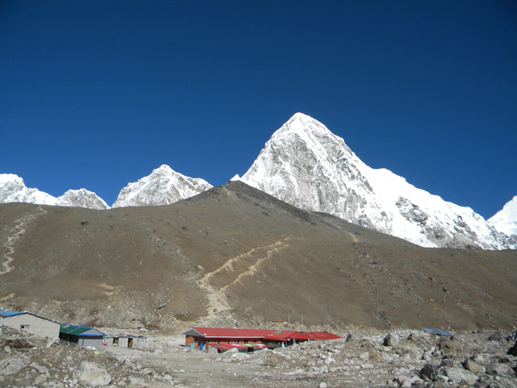 Snowy peak of Pumori