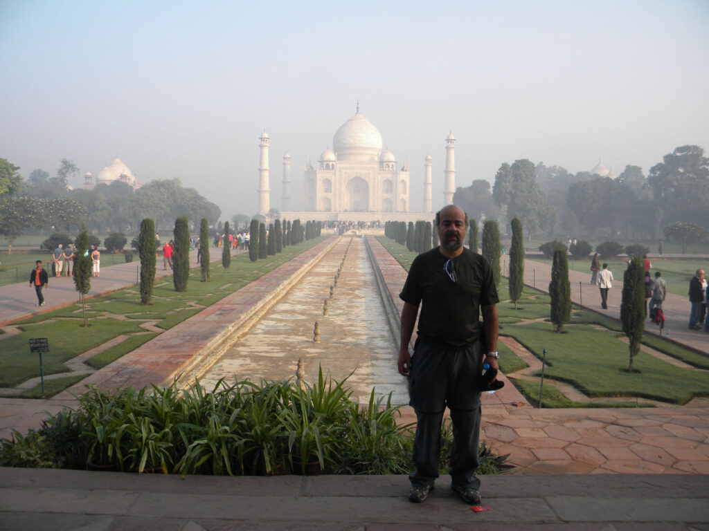 Eu nos jardins do Taj Mahal - 7 maravilhas do mundo