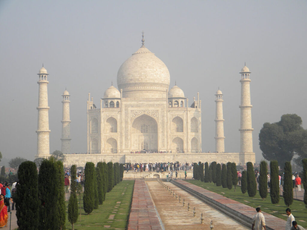 Taj mahal visto da entrada do complexo