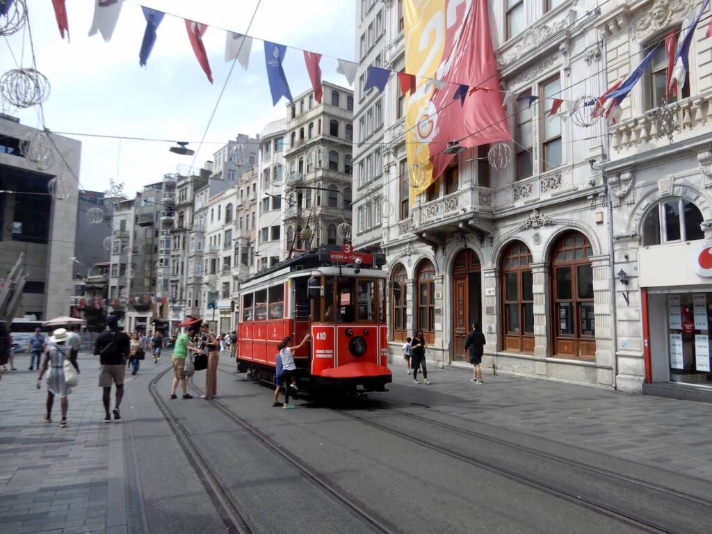 Os nostálgicos bondes de Taksim.