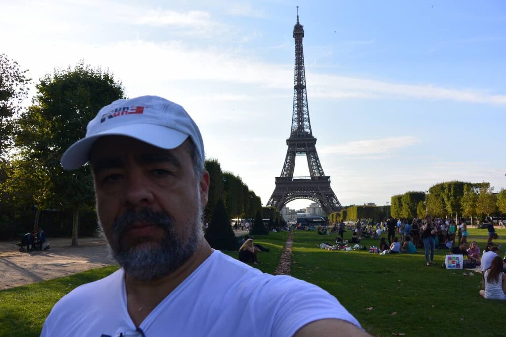 Eu e a torre Eiffel do champ de mars