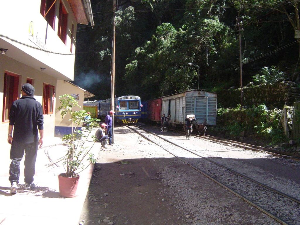 Trem chegando na vila de Aguas Calentes