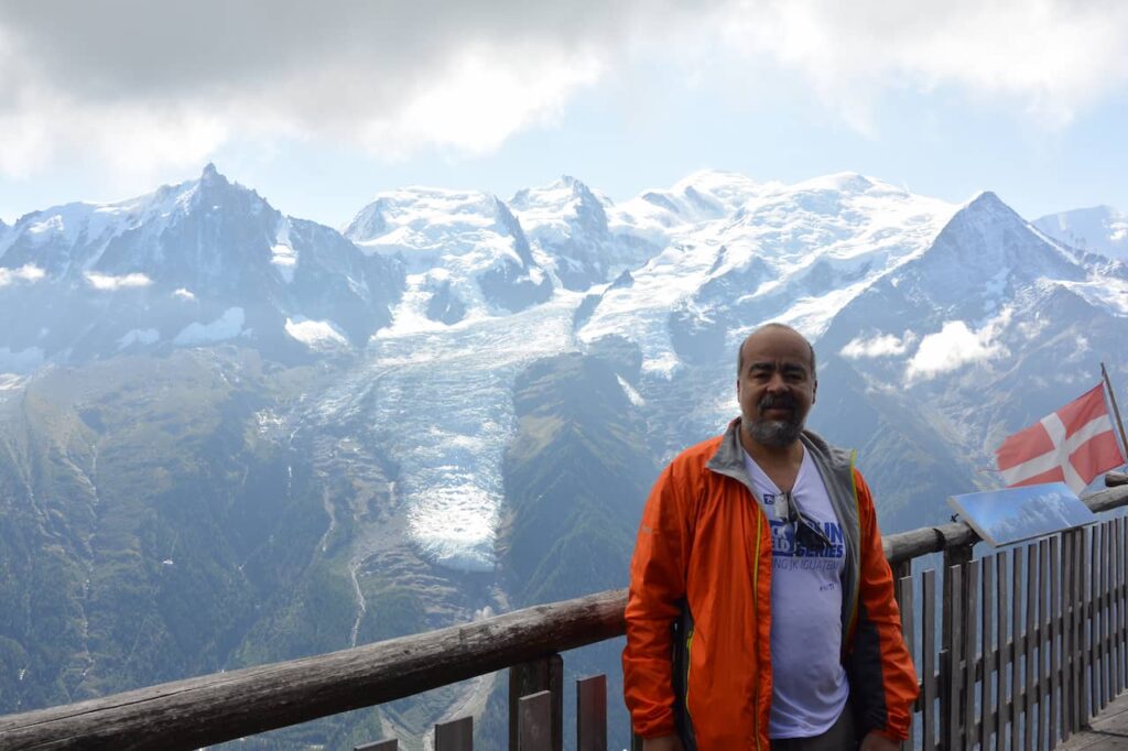 Eu no Refugio Bellachat com Auigile du Midi e Mont Blanc ao fundo