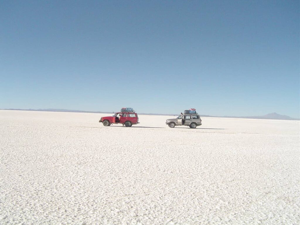 Carros no Salar de Uyuni