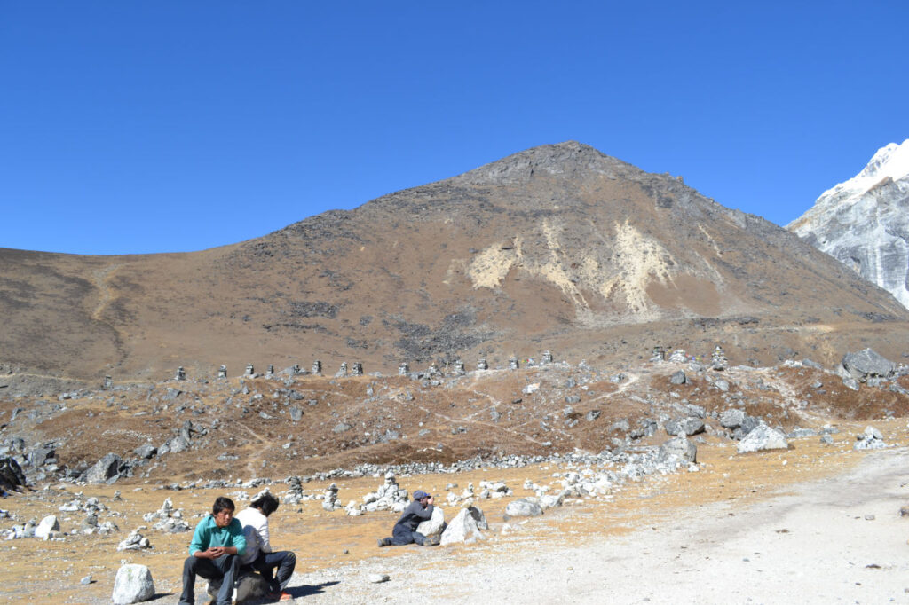 Conjunto de pedras como memoriais para escaladores que perderam a visa no Everest