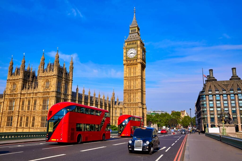 Londres, o Big Ben e o ônibus vermelho tipico de Londres