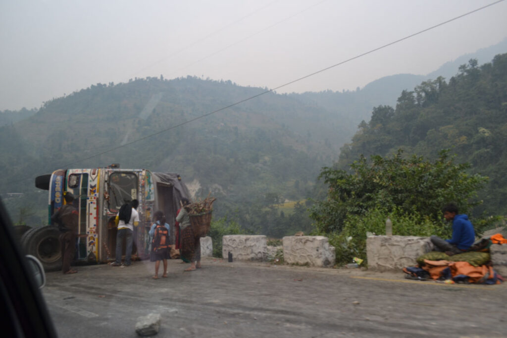 Acidente de caminhão na estrada para Pokara.