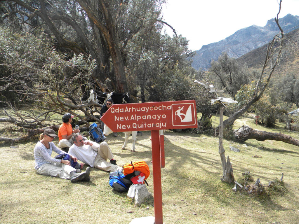 Descanso e placa com derivação para a trilha do alpamayo