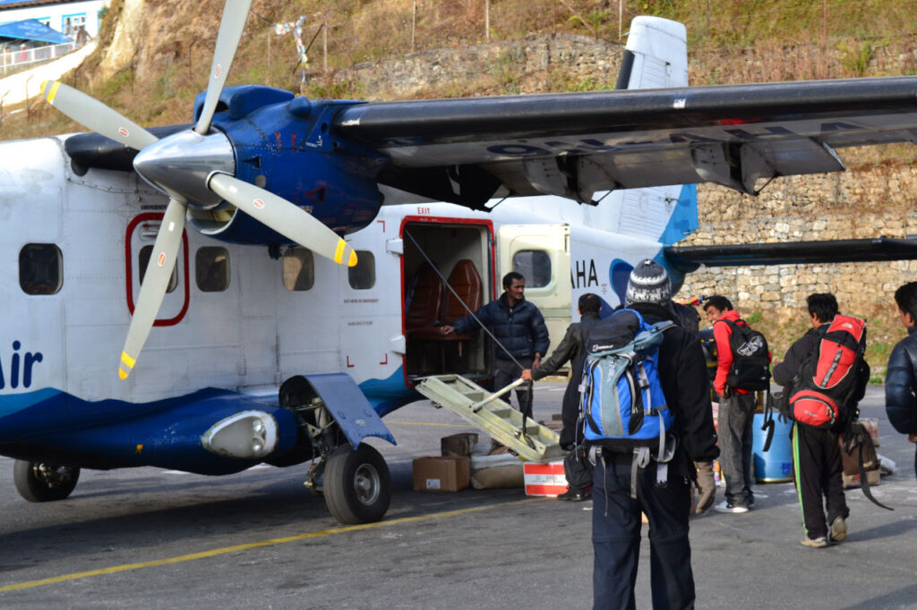 Eu embarcando de Lukla para Katmandu