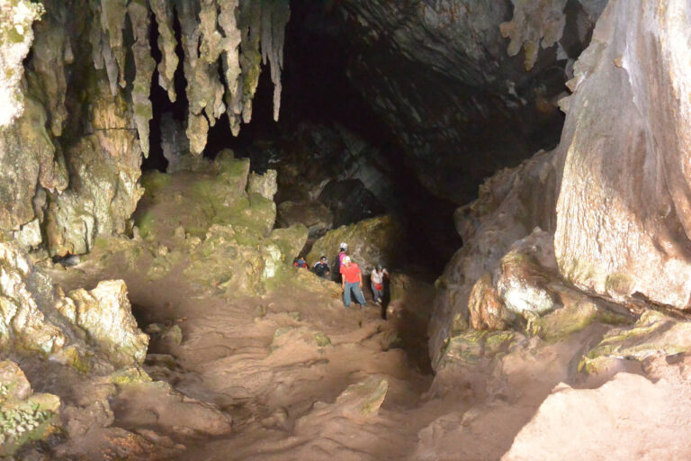 ferias_entrada_caverna.jpg