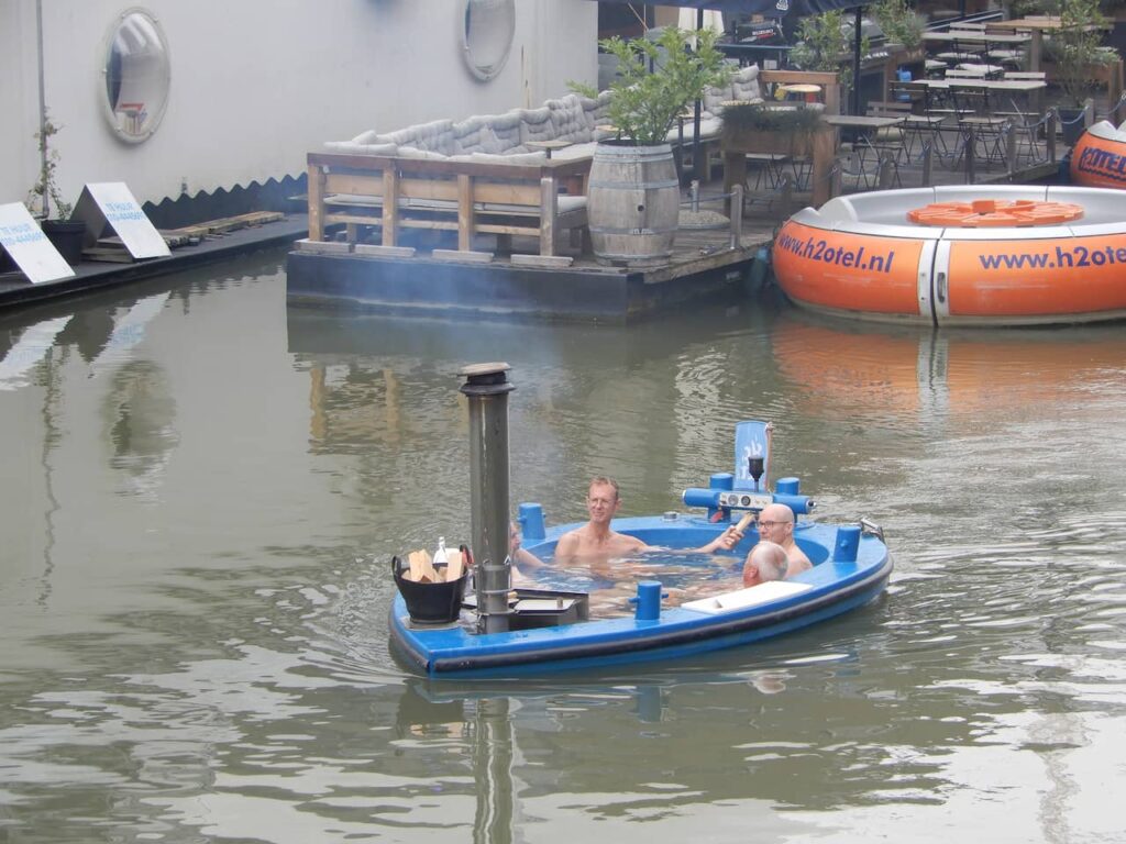 Jacuzzi on the river in Rotterdam