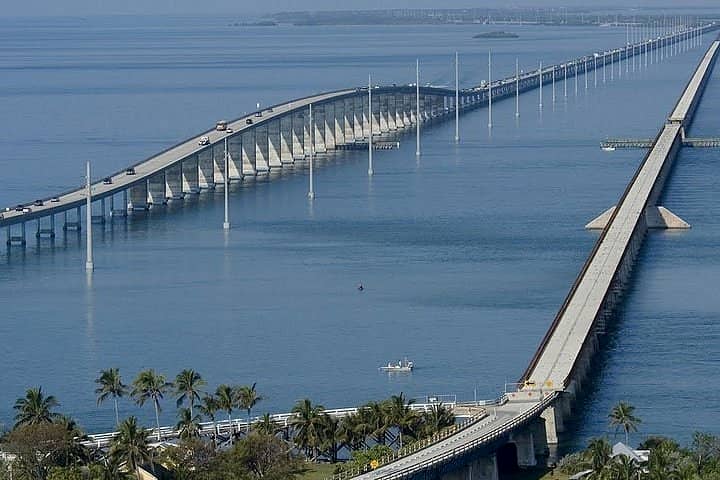 Vi~soa aerea da 7 miles bridge rumo a Key West